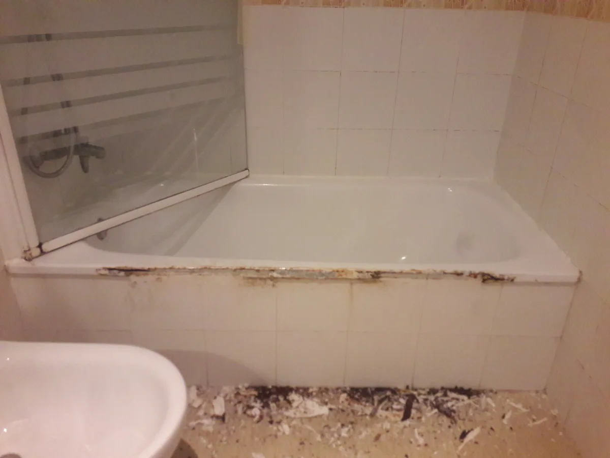 Antes de la reparación: borde oxidado y deteriorado de una bañera