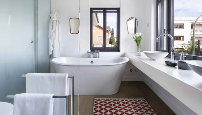 Detalle de una bañera cuidada; imagen de ambiente de la web original