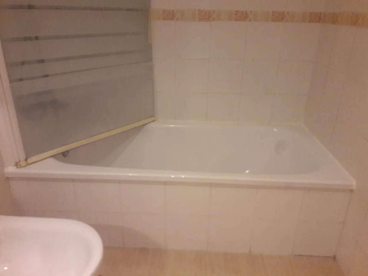 Interior de baño con bañera, imagen de ambiente de la web original