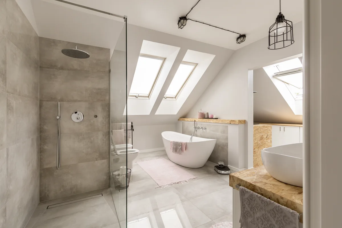 Baño luminoso con bañera; fotografía de ambiente, no de un trabajo de Bathrenove