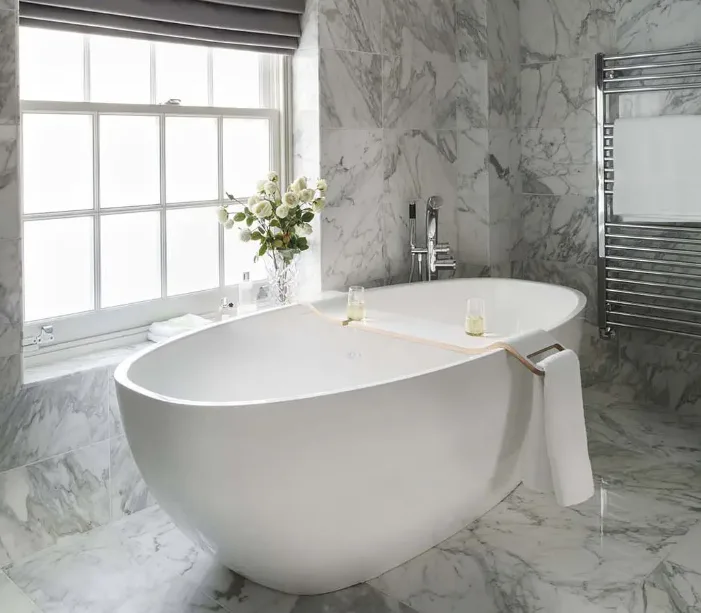 Baño con bañera; imagen de ambiente, no una instalación asistencial certificada