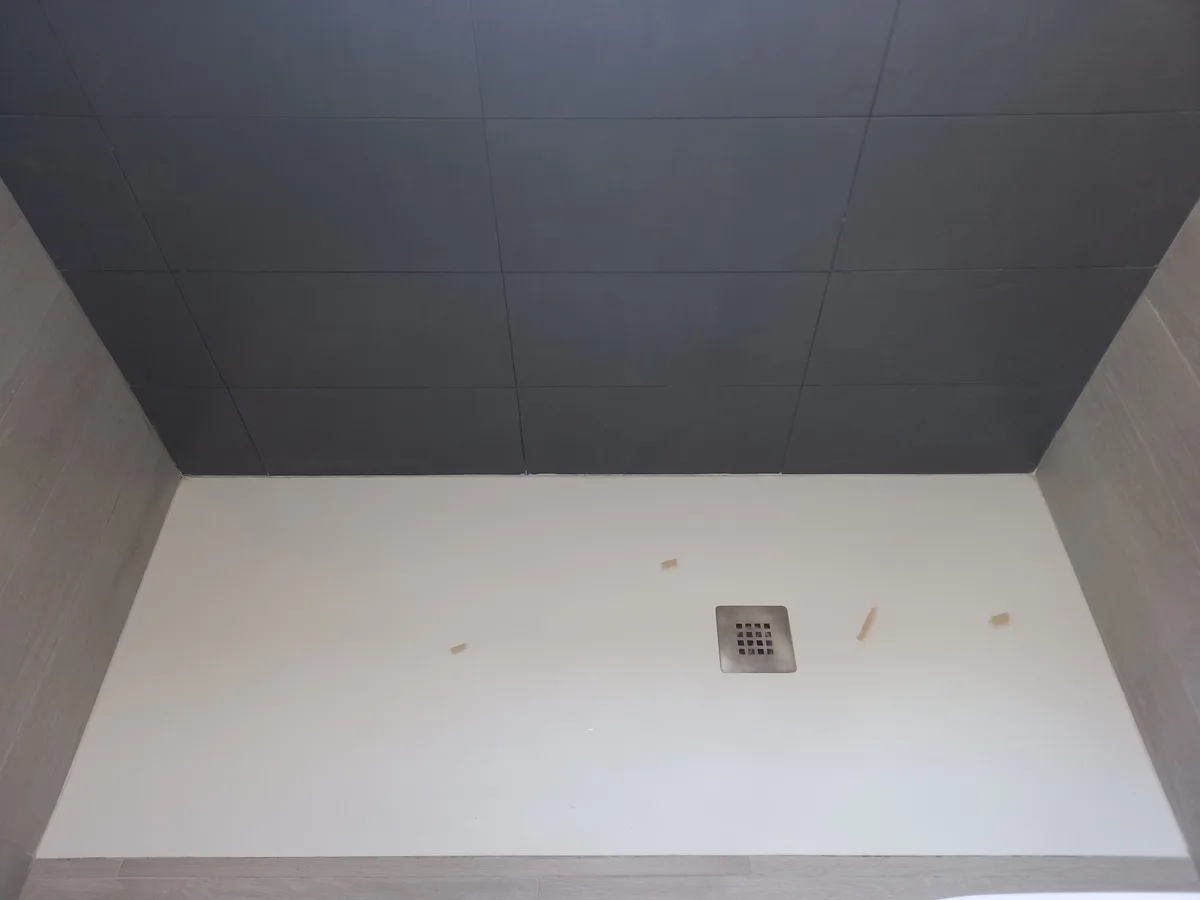 Baño doméstico con bañera; fotografía de ambiente de la web original