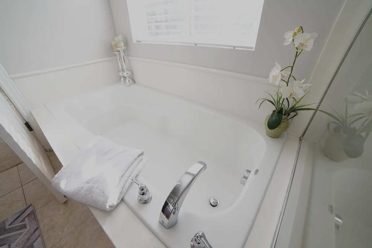 Interior de baño con bañera; imagen de ambiente de la web original