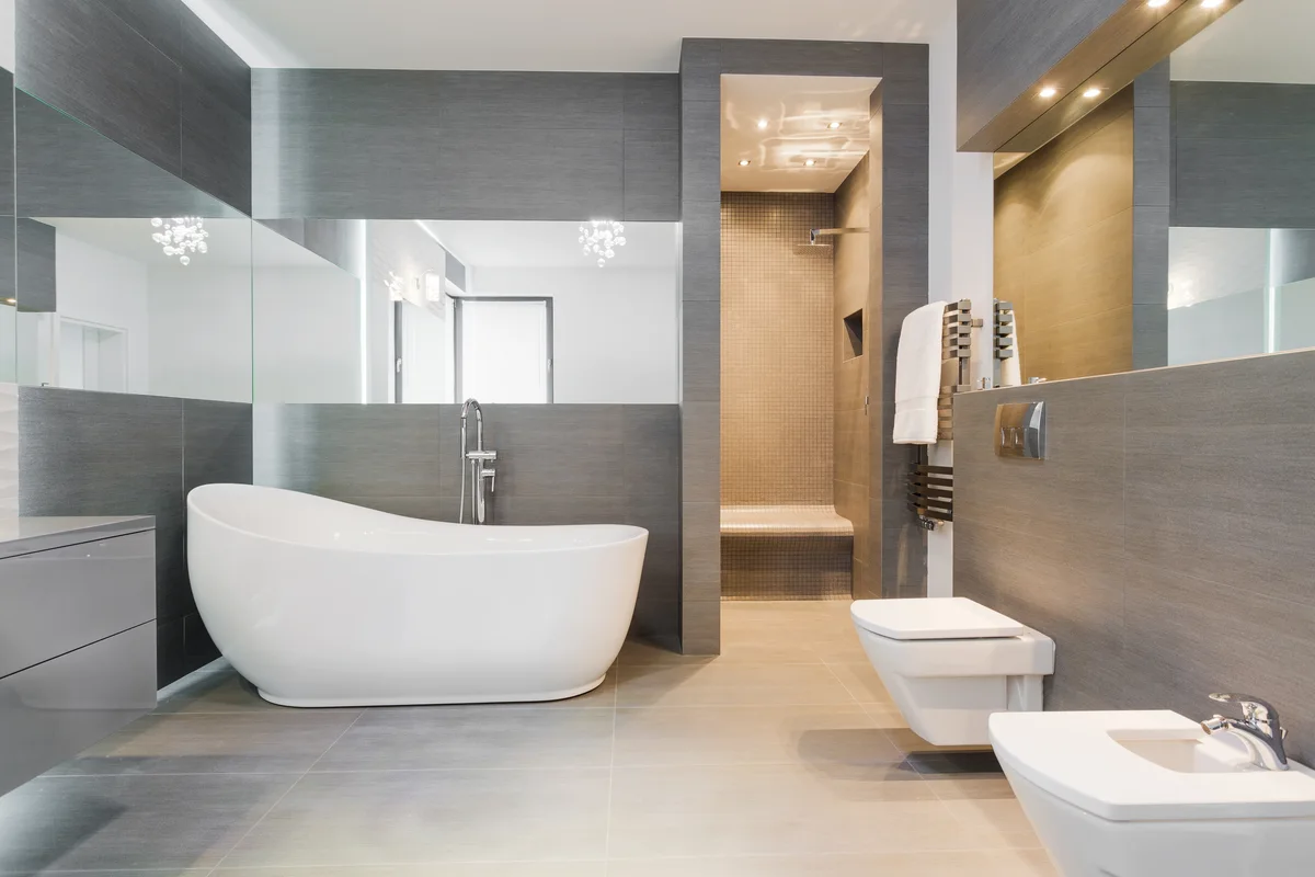 Interior de baño cuidado; fotografía ilustrativa, no de un hotel cliente